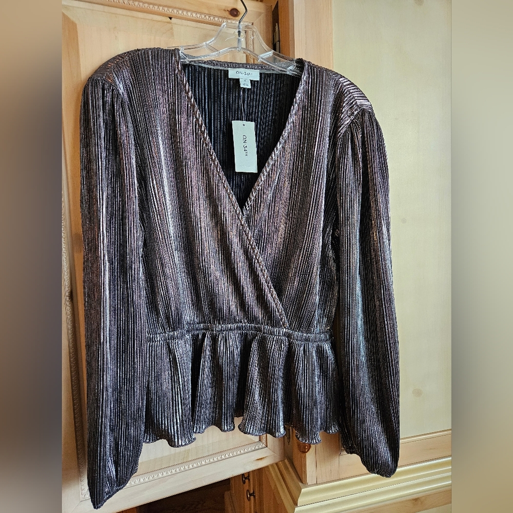 🌟BLOUSE...Holiday's are here for those cheerful gatherings.!🌟